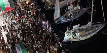 Helfer verstauen Lebensmittel auf einem Schiff der Gaza-Hilfsflottille.