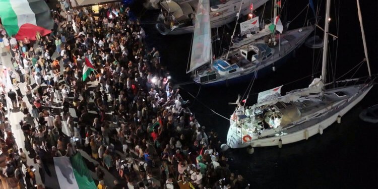 Helfer verstauen Lebensmittel auf einem Schiff der Gaza-Hilfsflottille.