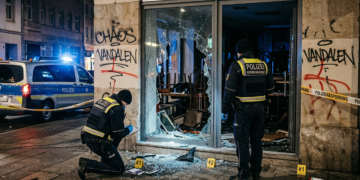 Antisemitismus in Deutschland beschädigtes Restaurantfenster