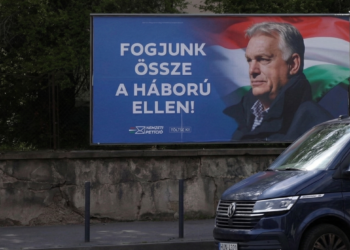 Herausforderer Péter Magyar bei einer Rede für die Wahlen in Ungarn