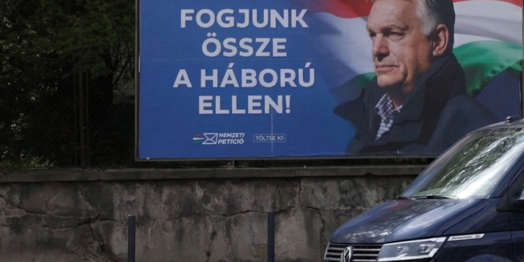 Herausforderer Péter Magyar bei einer Rede für die Wahlen in Ungarn