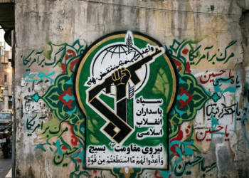 Die iranische Flagge in Wien während Iran warnt Europa vor Sanktionen