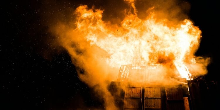 Rettungskräfte im Einsatz nach Explosion in Völklingen