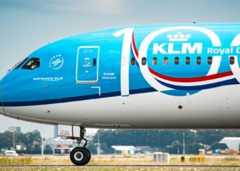 Ein geparktes Flugzeug am Boden aufgrund europäischer Flugstreichungen