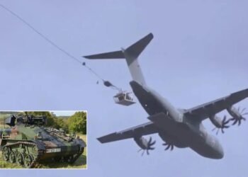 Der Luftlandepanzer schwebt nach dem Abwurf zu Boden