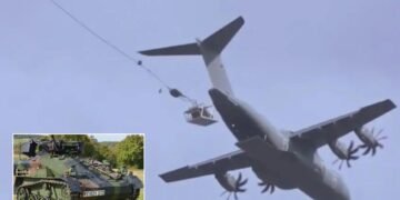 Der Luftlandepanzer schwebt nach dem Abwurf zu Boden