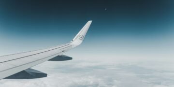 Passagiere warten während des Lufthansa Pilotenstreik am Flughafen