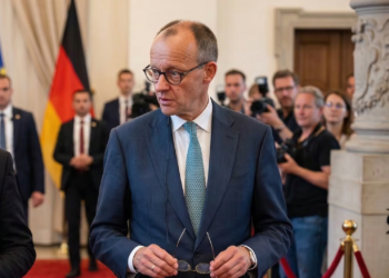 Folgen während Merz kritisiert Israel