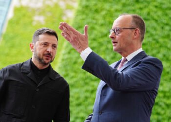 Ukrainische Flagge beim Besuch von Selenskyj in Deutschland