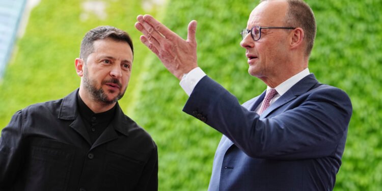 Ukrainische Flagge beim Besuch von Selenskyj in Deutschland