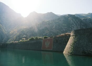 Flaggen-Duo symbolisiert die angestrebte EU-Mitgliedschaft