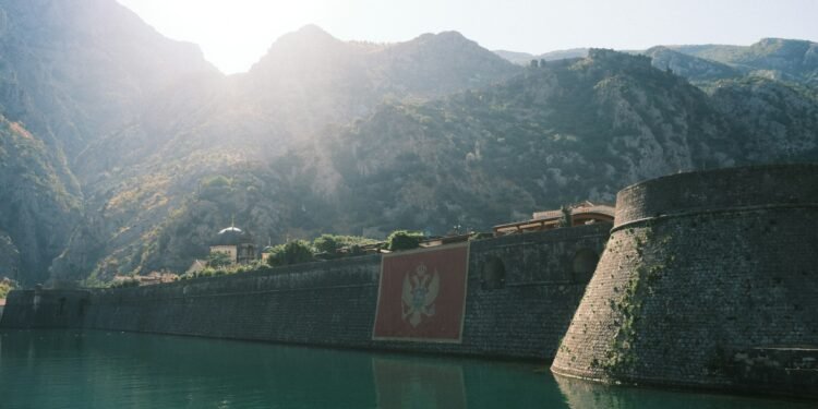 Flaggen-Duo symbolisiert die angestrebte EU-Mitgliedschaft