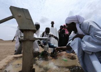 Humanitäre Sudan-Hilfe bei der Essensausgabe vor Ort