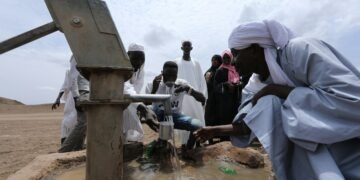 Humanitäre Sudan-Hilfe bei der Essensausgabe vor Ort