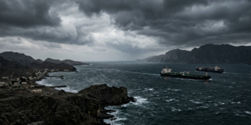 Frachtschiff NJ Earth passiert Straße von Hormus