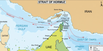 Ein Supertanker durchquert die Straße von Hormus