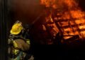 Einsatz von Hubschraubern gegen Waldbrand in Japan