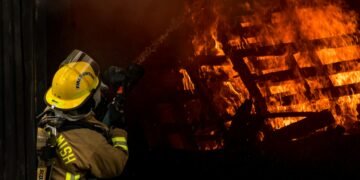 Einsatz von Hubschraubern gegen Waldbrand in Japan