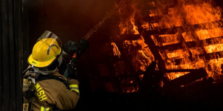 Einsatz von Hubschraubern gegen Waldbrand in Japan