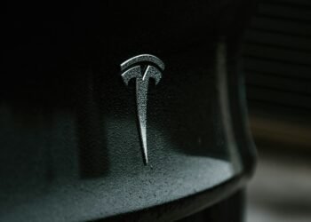 Ein Tesla nutzt das System für automatisiertes Fahren in Den Haag