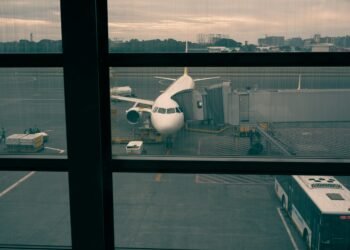 Ein Passagierflugzeug wird mit Kerosin für den nächsten Flug betankt