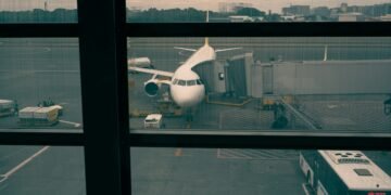 Ein Passagierflugzeug wird mit Kerosin für den nächsten Flug betankt