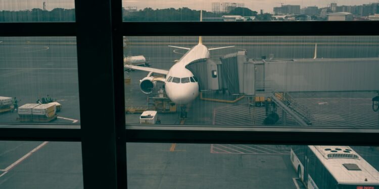 Ein Passagierflugzeug wird mit Kerosin für den nächsten Flug betankt