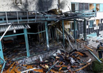Löscharbeiten nach dem Drohnenangriff auf Ukraine