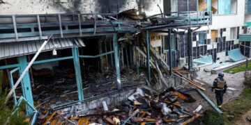 Löscharbeiten nach dem Drohnenangriff auf Ukraine