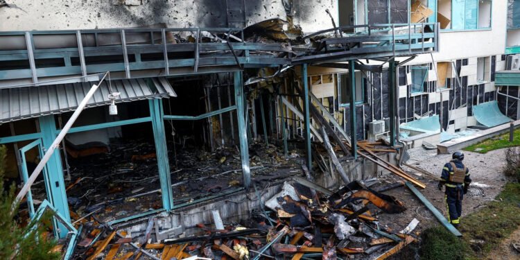 Löscharbeiten nach dem Drohnenangriff auf Ukraine