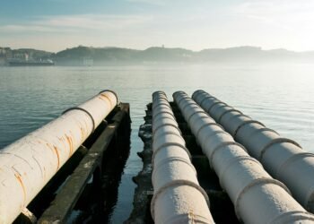 Ein Schiff entlädt Russisches Flüssiggas am Hafen