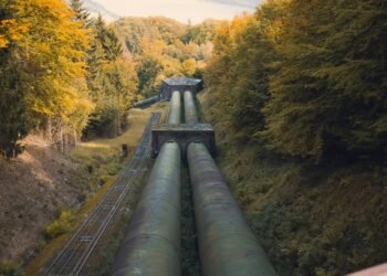 Techniker öffnet ein Ventil der Druschba-Pipeline