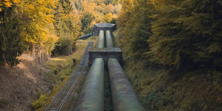 Techniker öffnet ein Ventil der Druschba-Pipeline