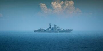 Ein modernes japanisches kriegsschiff durchquert die Taiwanstraße