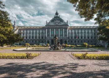 Proteste vor dem Prozess gegen Deutschlands meistgesuchte Frau