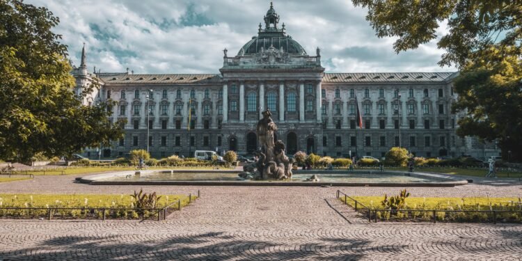 Proteste vor dem Prozess gegen Deutschlands meistgesuchte Frau