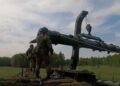 Schwerer Militärkonvoi sichert den Transport für Atomsprengköpfe