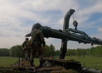 Schwerer Militärkonvoi sichert den Transport für Atomsprengköpfe