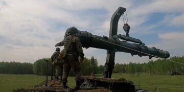 Schwerer Militärkonvoi sichert den Transport für Atomsprengköpfe
