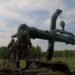 Schwerer Militärkonvoi sichert den Transport für Atomsprengköpfe