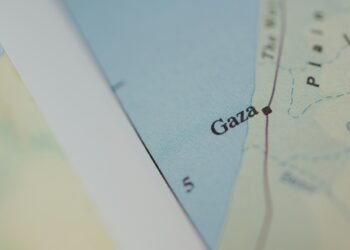 Ein Marineschiff nähert sich den Aktivisten der Gaza-Hilfsflottille auf See