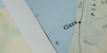 Ein Marineschiff nähert sich den Aktivisten der Gaza-Hilfsflottille auf See