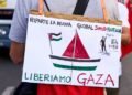 Zwei Gaza-Flottillenaktivisten auf einem Boot im Mittelmeer