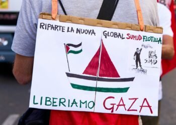 Zwei Gaza-Flottillenaktivisten auf einem Boot im Mittelmeer