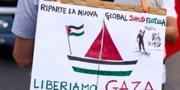Zwei Gaza-Flottillenaktivisten auf einem Boot im Mittelmeer