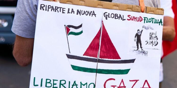 Zwei Gaza-Flottillenaktivisten auf einem Boot im Mittelmeer