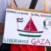 Zwei Gaza-Flottillenaktivisten auf einem Boot im Mittelmeer