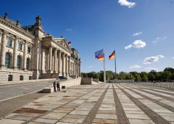 Bundeskanzler Merz und US-Präsident Trump während einer Krise für Deutschland.