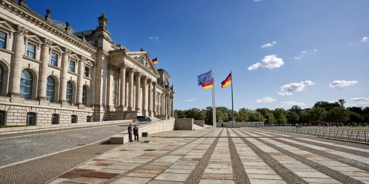 Bundeskanzler Merz und US-Präsident Trump während einer Krise für Deutschland.