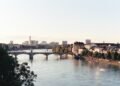 Güterschiff nutzt steigende Wasserstände am Rhein